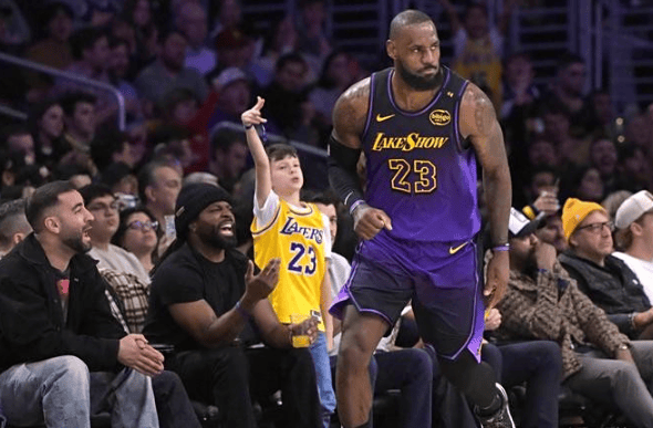 乔治因膝盖, 领下不断冲 乔治因膝盖, 领下不断冲